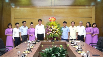 Chủ tịch UBND tỉnh Trần Huy Tuấn chúc mừng các cơ quan báo chí nhân ngày 21.6