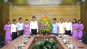 Chủ tịch UBND tỉnh Trần Huy Tuấn chúc mừng các cơ quan báo chí nhân ngày 21.6