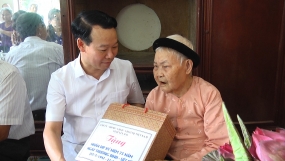 Chủ tịch UBND tỉnh Đỗ Đức Duy tặng quà các gia đình chính sách, người có công tại huyện Trấn Yên