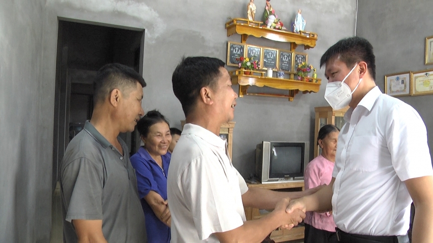 Chủ tịch UBND tỉnh Trần Huy Tuấn thăm, tặng quà mẹ VNAH, các gia đình chính sách, người có công tại huyện Văn Yên