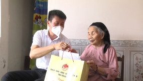 Chủ tịch UBND tỉnh Trần Huy Tuấn thăm, tặng quà mẹ VNAH, các gia đình chính sách, người có công tại huyện Văn Yên