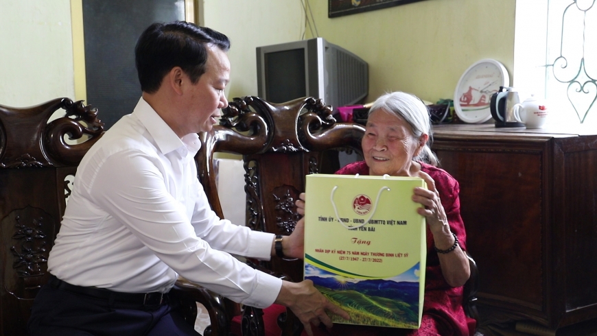 Đồng chí Đỗ Đức Duy - Bí thư Tỉnh ủy thăm, tặng quà người có công, thân nhân liệt sỹ tại thành phố Yên Bái
