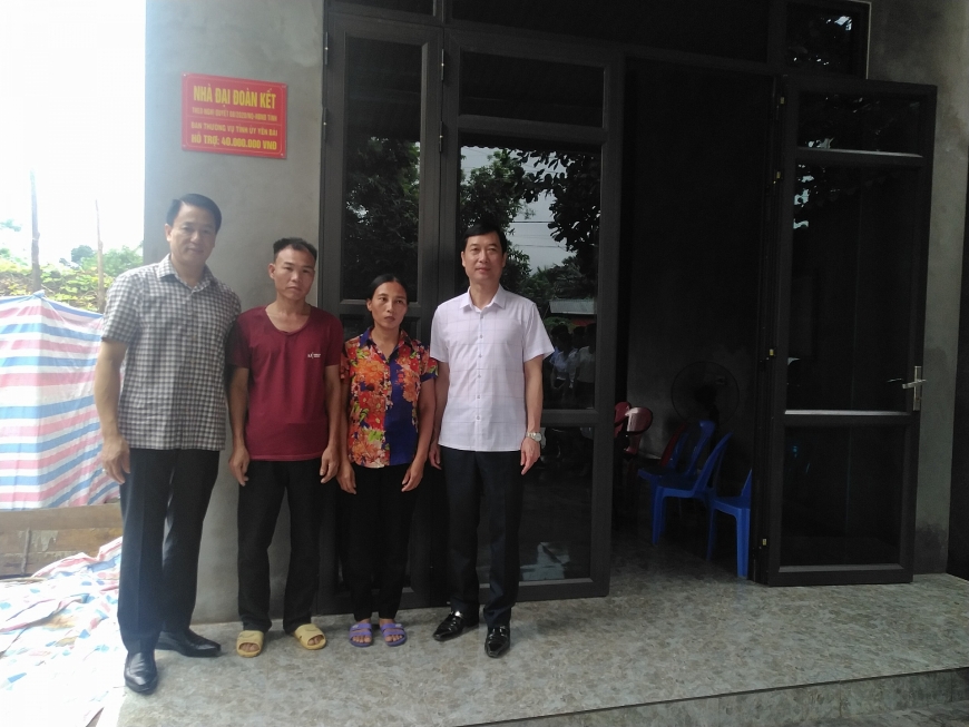 Đồng chí Trưởng ban Tuyên giáo Tỉnh ủy gắn biển và trao nhà Đại đoàn kết tại huyện Văn Yên