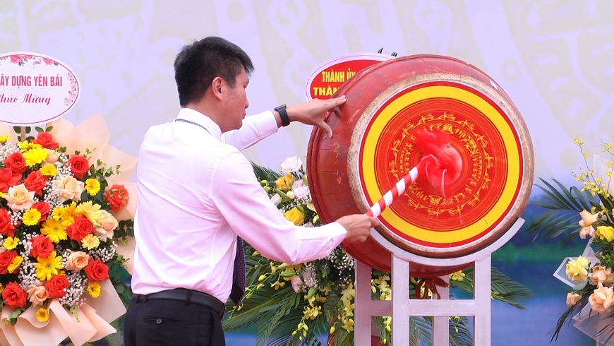 Chủ tịch UBND tỉnh Trần Huy Tuấn dự Lễ Khai giảng năm học mới tại trường THPT Chuyên Nguyễn Tất Thành