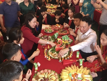 Phó Chủ tịch nước Võ Thị Ánh Xuân vui Tết Trung thu năm 2022 với học sinh dân tộc nội trú huyện Văn Yên