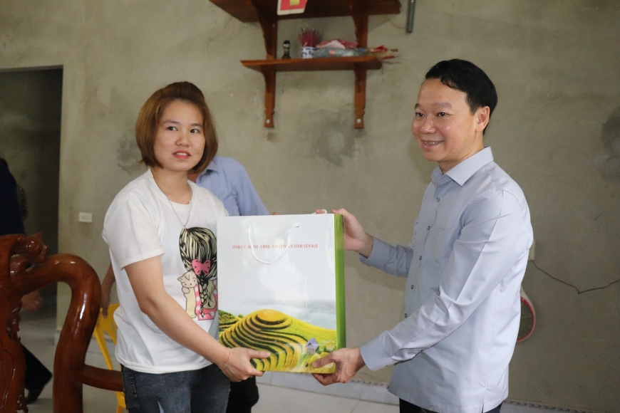 Đồng chí Đỗ Đức Duy- Bí thư Tỉnh ủy thăm, tặng quà hộ nghèo, gia đình chính sách tại xã Yên Thành