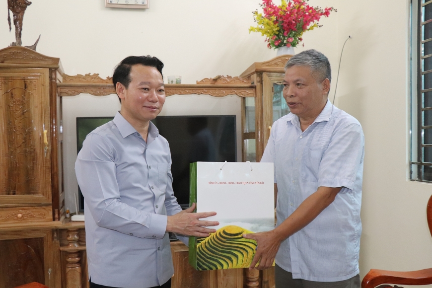 Đồng chí Đỗ Đức Duy- Bí thư Tỉnh ủy thăm, tặng quà hộ nghèo, gia đình chính sách tại xã Yên Thành