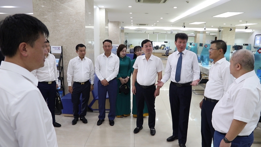 Chủ tịch UBND tỉnh Trần Huy Tuấn thăm ngân hàng  Liên doanh Lào – Việt