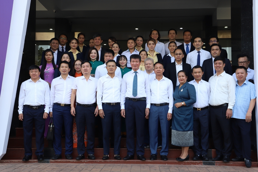 Chủ tịch UBND tỉnh Trần Huy Tuấn thăm ngân hàng  Liên doanh Lào – Việt