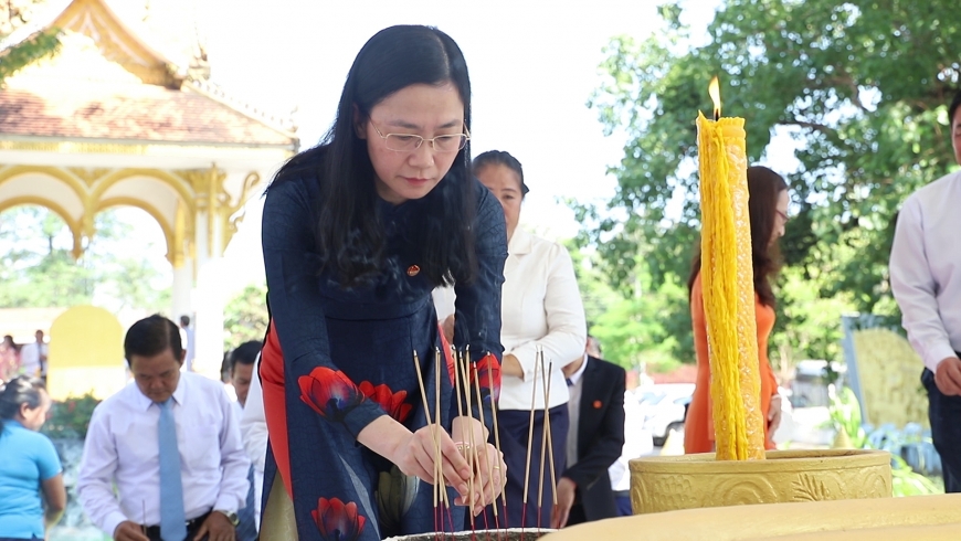 Đoàn đại biểu tỉnh Yên Bái dâng hương tại Khu tưởng niệm bộ đội Việt Nam chiến đấu và hy sinh tại tỉnh Viêng Chăn