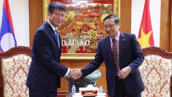 Chủ tịch UBND tỉnh Trần Huy Tuấn chào xã giao Đại sứ quán Việt Nam tại CHDCND Lào