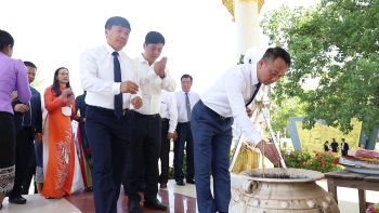 Đoàn đại biểu tỉnh Yên Bái dâng hương tại Khu tưởng niệm bộ đội Việt Nam chiến đấu và hy sinh tại tỉnh Viêng Chăn