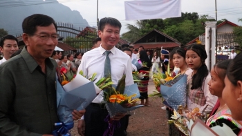 Chủ tịch UBND tỉnh Trần Huy Tuấn thăm trường Dân tộc nội trú huyện Văng Viêng, tỉnh Viêng Chăn (Lào)