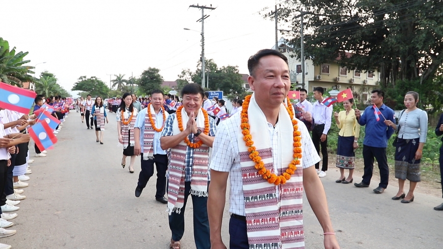 Lãnh đạo tỉnh Xay Nhạ Bu Ly (CHDCND Lào) đón tiếp đoàn đại biểu cấp cao tỉnh Yên Bái