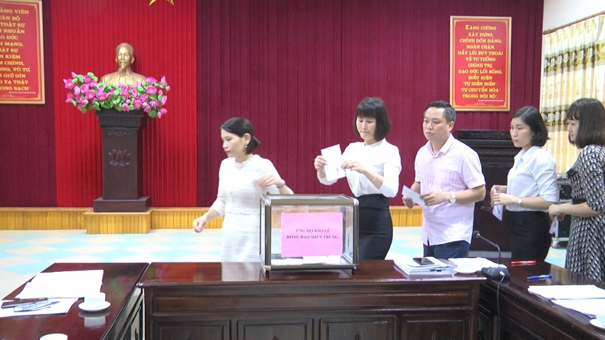 Ban Tuyên giáo Tỉnh ủy quyên góp ủng hộ đồng bào  các tỉnh miền Trung