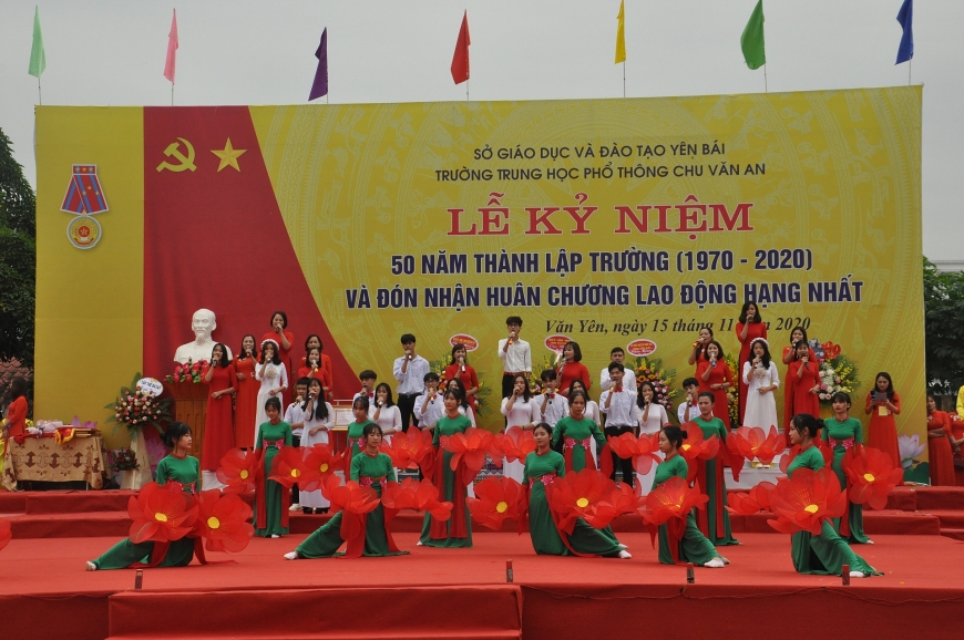 Chủ tịch UBND tỉnh Trần Huy Tuấn dự Lễ kỷ niệm 50 năm thành lập trường THPT Chu Văn An huyện Văn Yên và đón nhận Huân Chương Lao động hạng Nhất