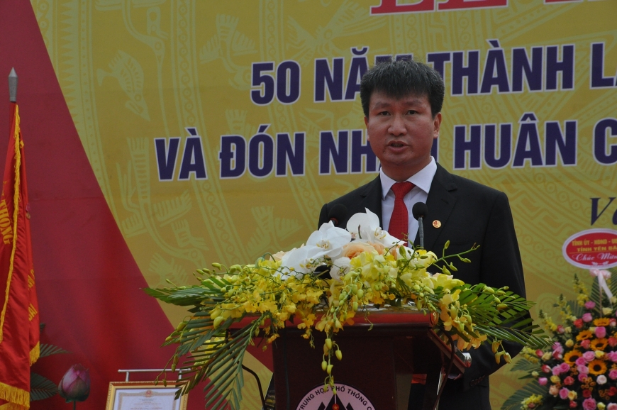 Chủ tịch UBND tỉnh Trần Huy Tuấn dự Lễ kỷ niệm 50 năm thành lập trường THPT Chu Văn An huyện Văn Yên và đón nhận Huân Chương Lao động hạng Nhất