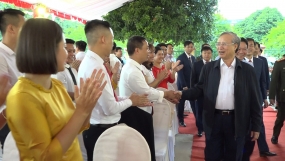 Thường trực Ban Bí thư Trần Quốc Vượng chúc mừng đội ngũ  nhà giáo tại xã Tú Lệ, huyện Văn Chấn