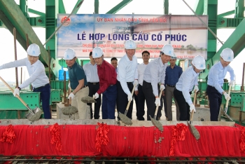 Chủ tịch UBND tỉnh Trần Huy Tuấn dự Lễ hợp long công trình cầu Cổ Phúc, huyện Trấn Yên