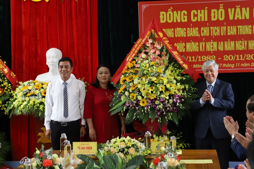 Đ/C Đỗ Văn Chiến – Bí thư TW Đảng, Chủ tịch Ủy ban TW MTTQ Việt Nam chúc mừng ngày Nhà giáo Việt Nam tại xã Quy Mông