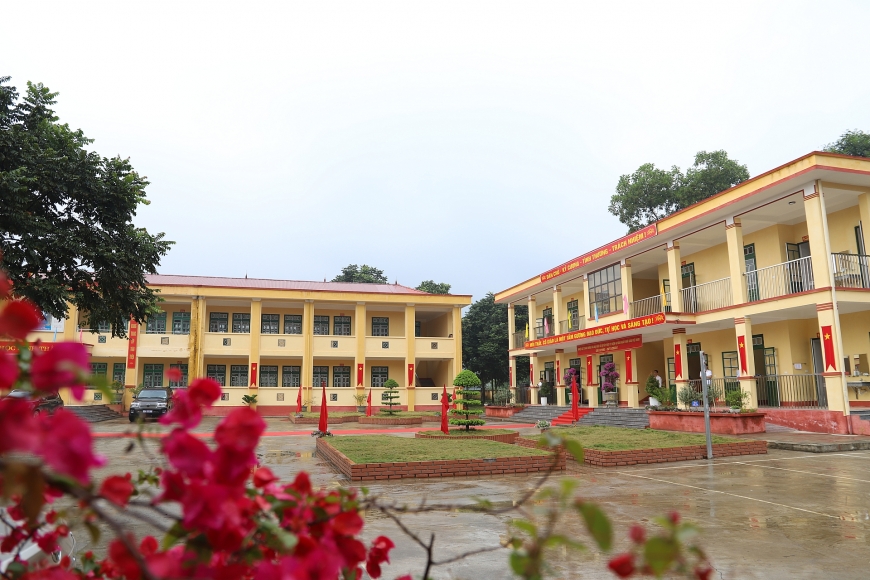 Bí thư Tỉnh ủy Đỗ Đức Duy chúc mừng các nhà trường tại xã Châu Quế Thượng huyện Văn Yên