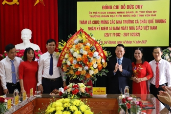 Bí thư Tỉnh ủy Đỗ Đức Duy chúc mừng các nhà trường tại xã Châu Quế Thượng huyện Văn Yên