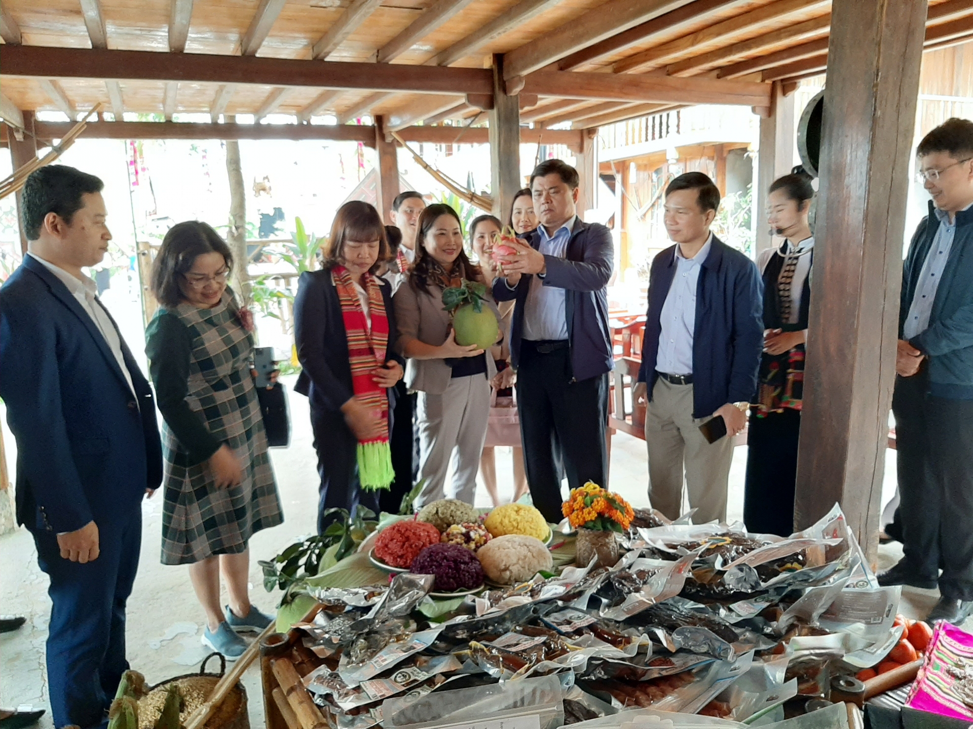 Thứ trưởng Bộ NN và PTNT tham quan mô hình du lịch cộng đồng tại thị xã Nghĩa Lộ