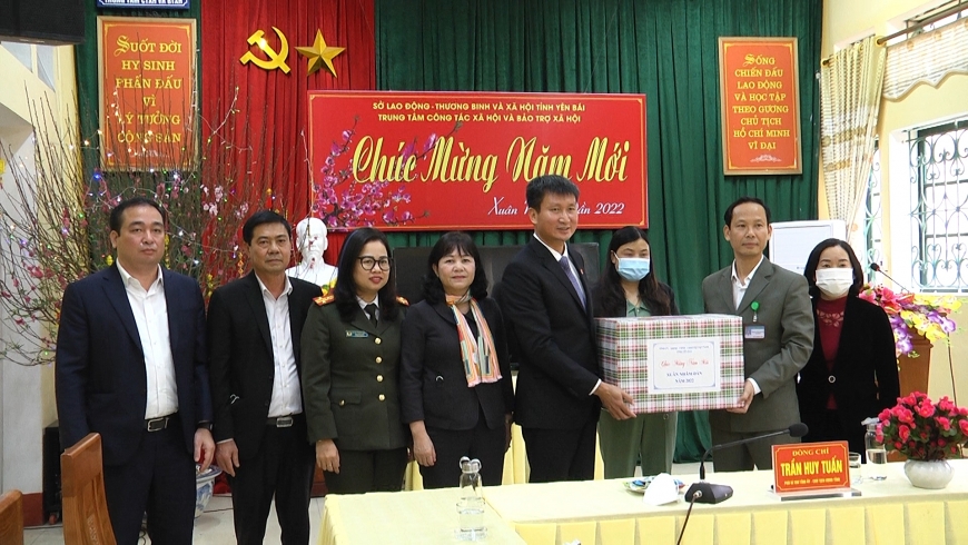 Chủ tịch UBND tỉnh Trần Huy Tuấn thăm, tặng quà các đơn vị trực Tết và gia đình chính sách, hộ nghèo