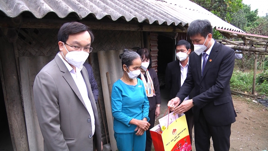 Chủ tịch UBND tỉnh Trần Huy Tuấn thăm, tặng quà các đơn vị trực Tết và gia đình chính sách, hộ nghèo