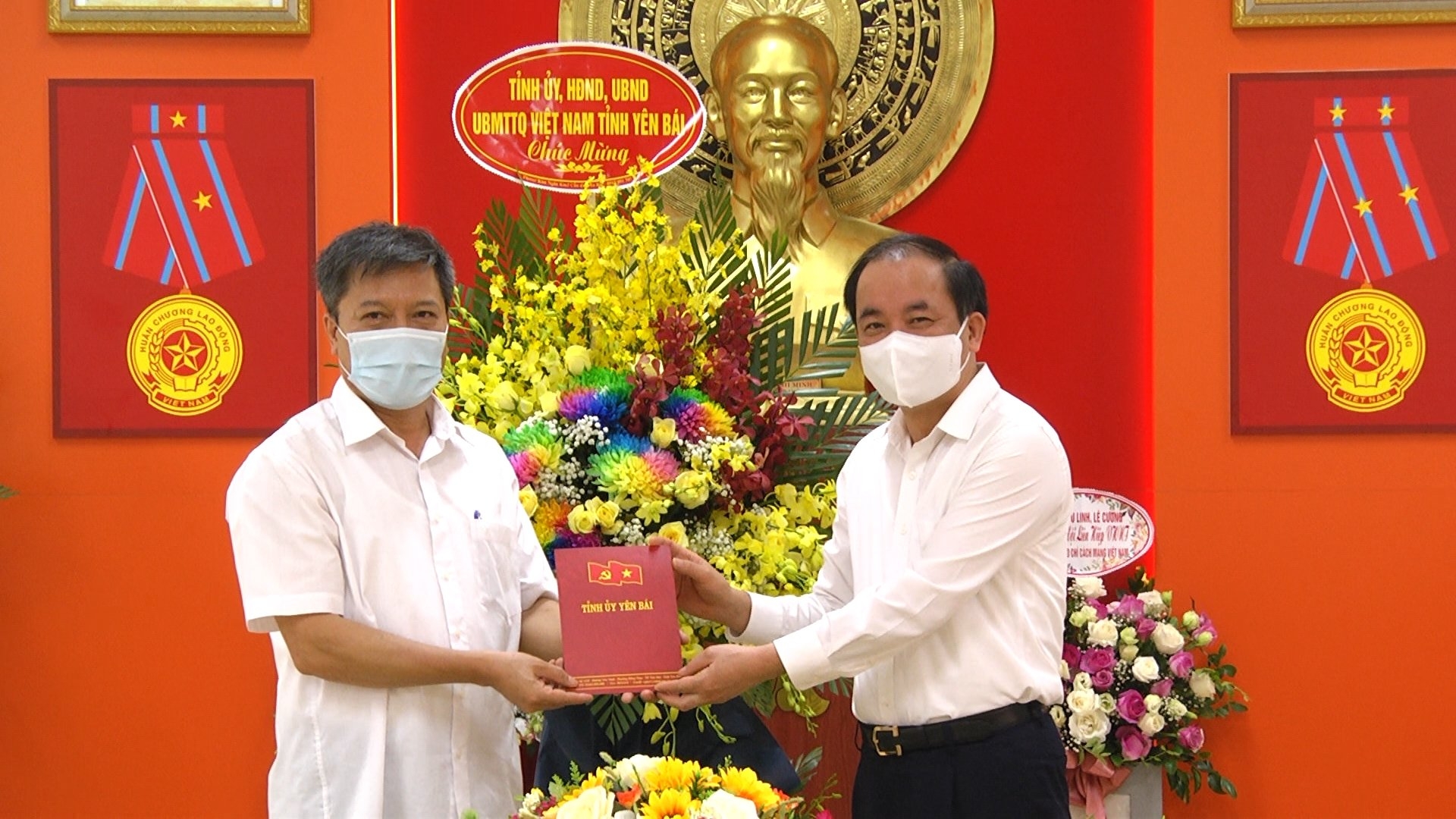 Đ/c Tạ Văn Long, Phó Bí thư Thường trực Tỉnh ủy chúc mừng ngày Báo chí CMVN tại Hội VHNT tỉnh Yên Bái