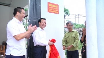 Chủ tịch UBND tỉnh Đỗ Đức Duy trao nhà đại đoàn kết cho gia đình người có công tại huyện Yên Bình
