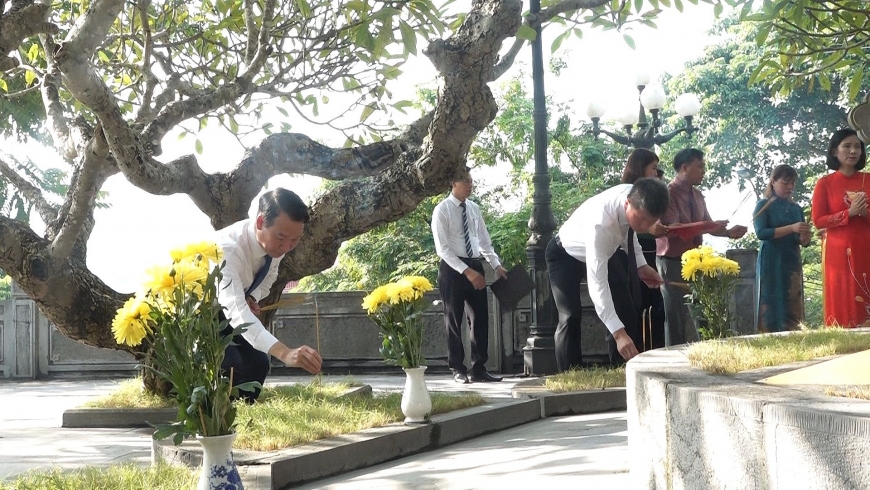 Đoàn đại biểu tỉnh Yên Bái dâng hương tại Khu tưởng niệm Chủ tịch Hồ Chí Minh và Khu Di tích lịch sử văn hoá Quốc gia Căng và Đồn, thị xã Nghĩa Lộ