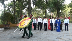 Đoàn đại biểu tỉnh Yên Bái dâng hương tại Khu tưởng niệm Chủ tịch Hồ Chí Minh và Khu Di tích lịch sử văn hoá Quốc gia Căng và Đồn, thị xã Nghĩa Lộ