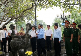 Thủ tướng Chính phủ Phạm Minh Chính dâng hương tại Khu tưởng niệm Chủ tịch Hồ Chí Minh và viếng các Anh hùng liệt sĩ tại Khu di tích lịch sử quốc gia