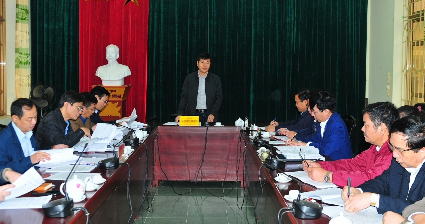 Đồng chí Ngô Hạnh Phúc, Phó Chủ tịch UBND tỉnh kiểm tra công tác thu ngân sách tại Trạm Tấu