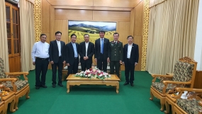 Đồng chí Trần Huy Tuấn - Chủ tịch UBND tỉnh Yên Bái tiếp Giám mục Nguyễn Văn Viên
