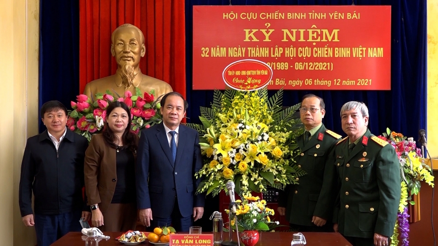 Đồng chí Tạ Văn Long, Phó Bí thư Thường trực Tỉnh ủy chúc mừng Hội Cựu chiến binh tỉnh