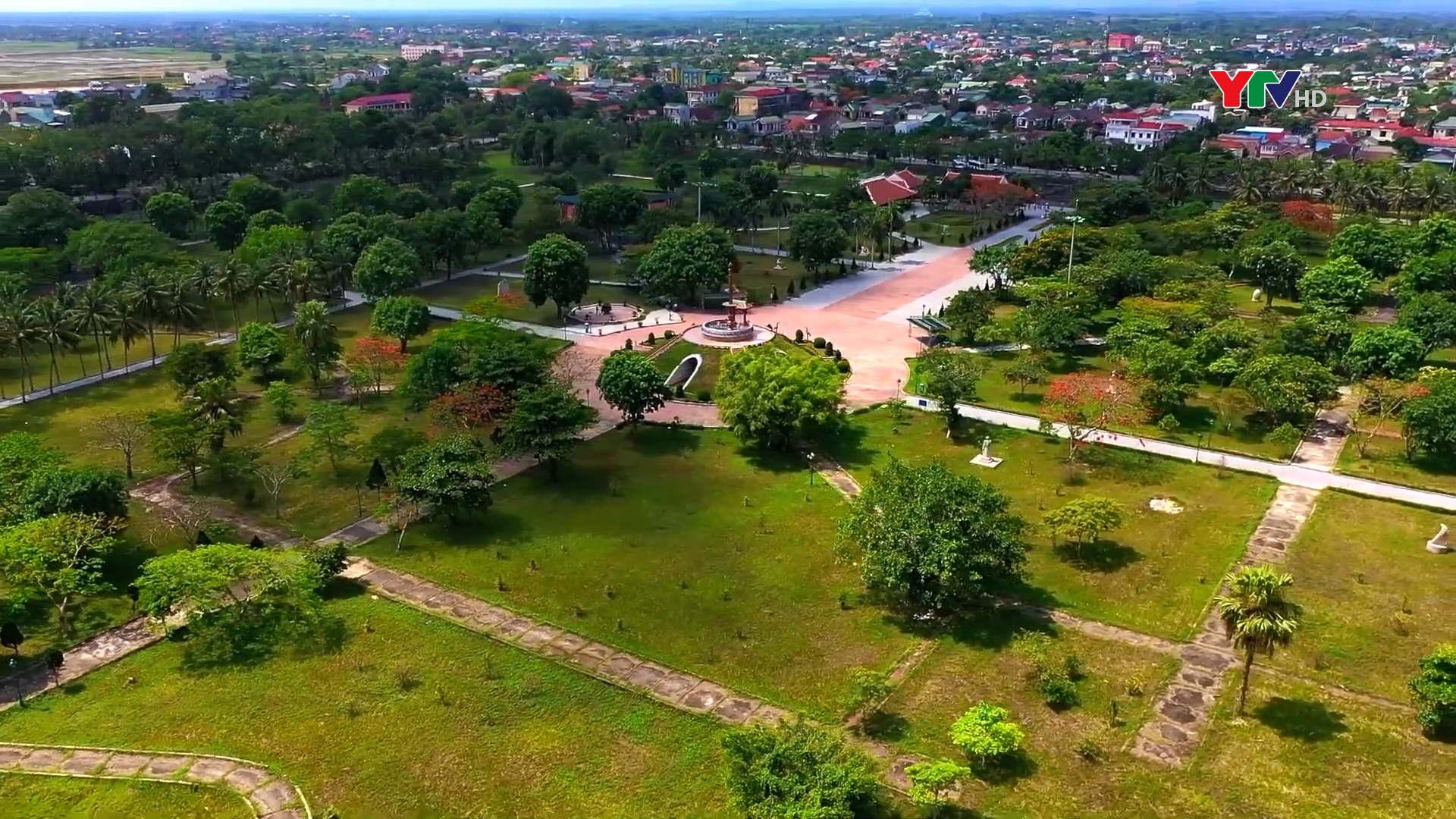 Đoàn đại biểu tỉnh Yên Bái tưởng niệm các anh hùng liệt sĩ tại Thành cổ Quảng Trị