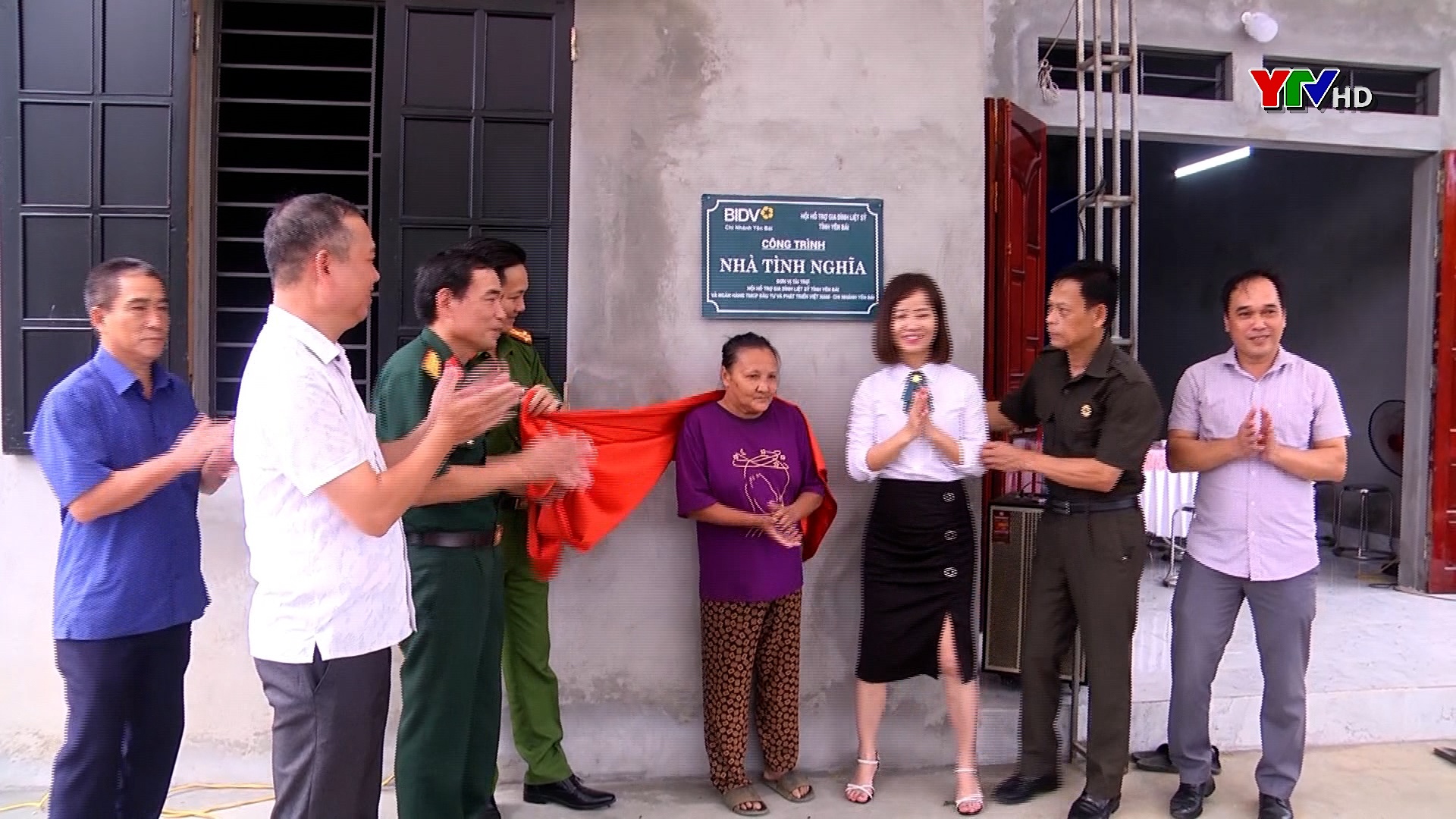 Bàn giao nhà tình nghĩa cho hộ nghèo xã Văn Phú, thành phố Yên Bái