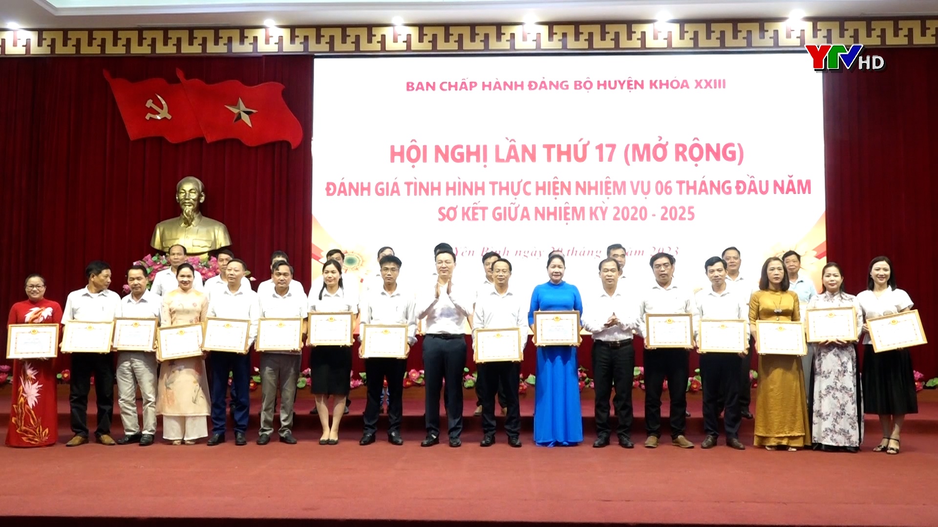 Hội nghị giữa nhiệm kỳ Ban Chấp hành Đảng bộ huyện Yên Bình: Lần đầu tiên khen thưởng các cá nhân điển hình tiêu biểu trong thực hiện trách nhiệm nêu gương