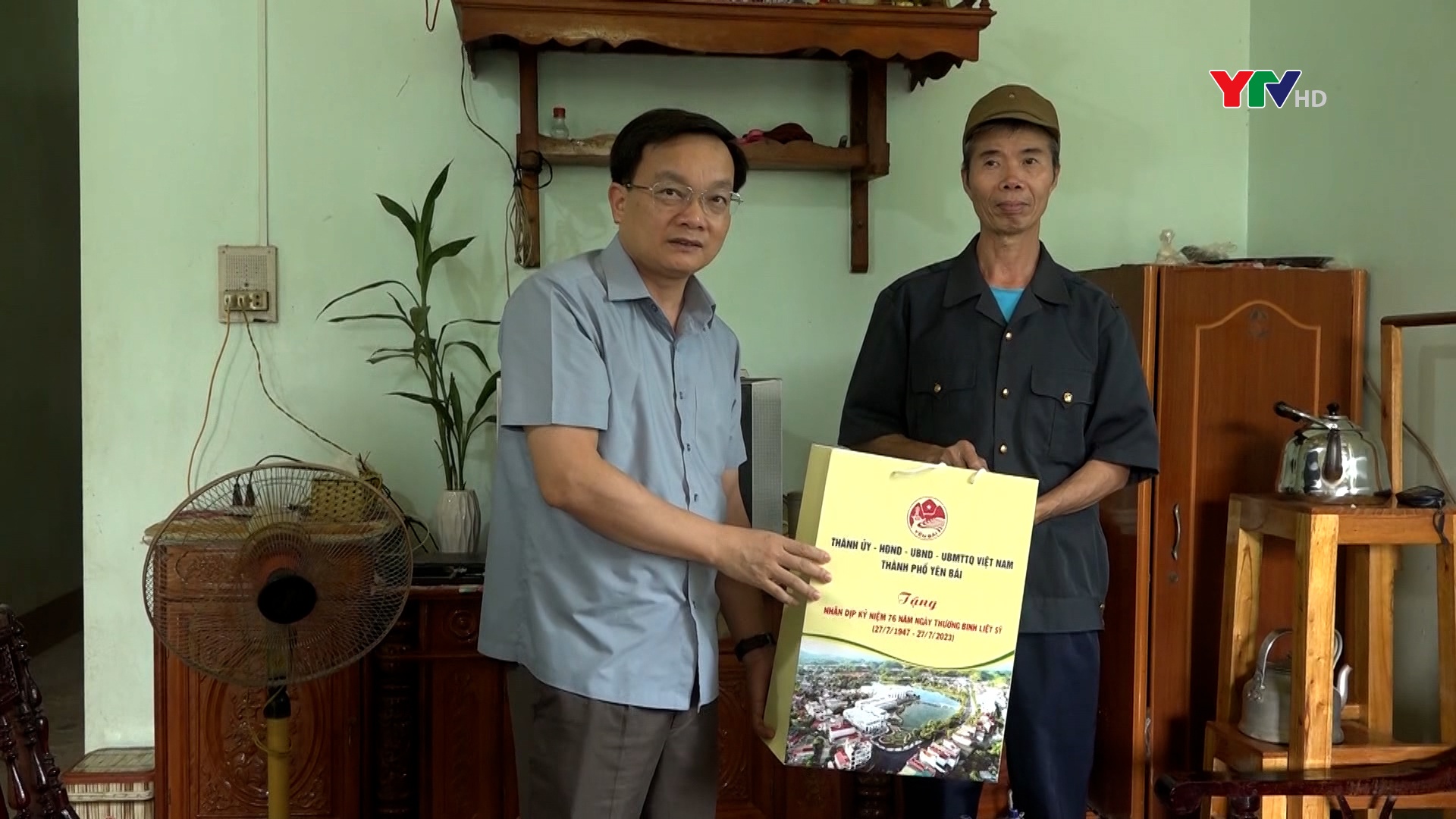 Lãnh đạo thành phố Yên Bái thăm, tặng quà các gia đình chính sách