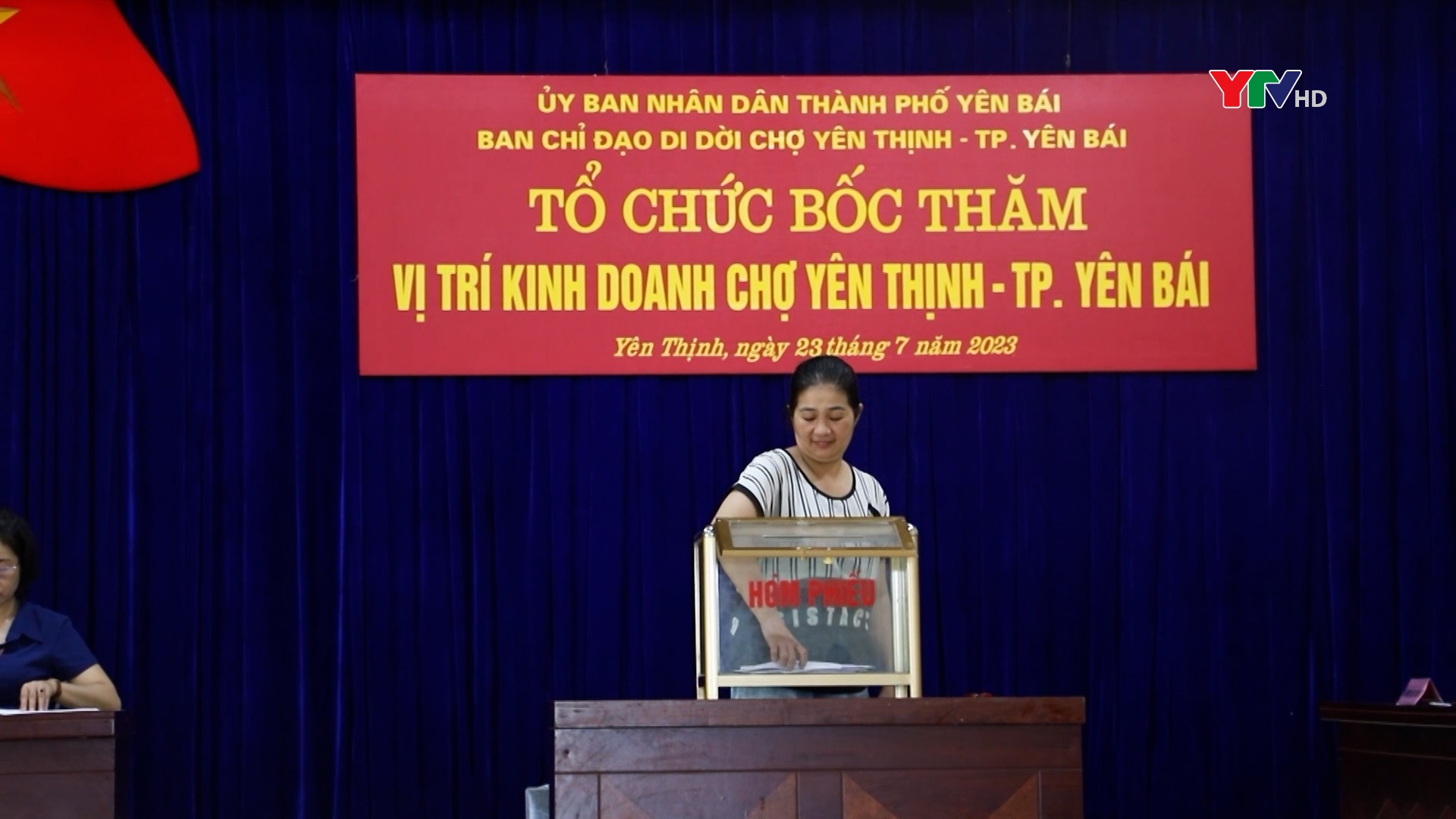 Bốc thăm vị trí kinh doanh tại chợ Yên Thịnh, thành phố Yên Bái