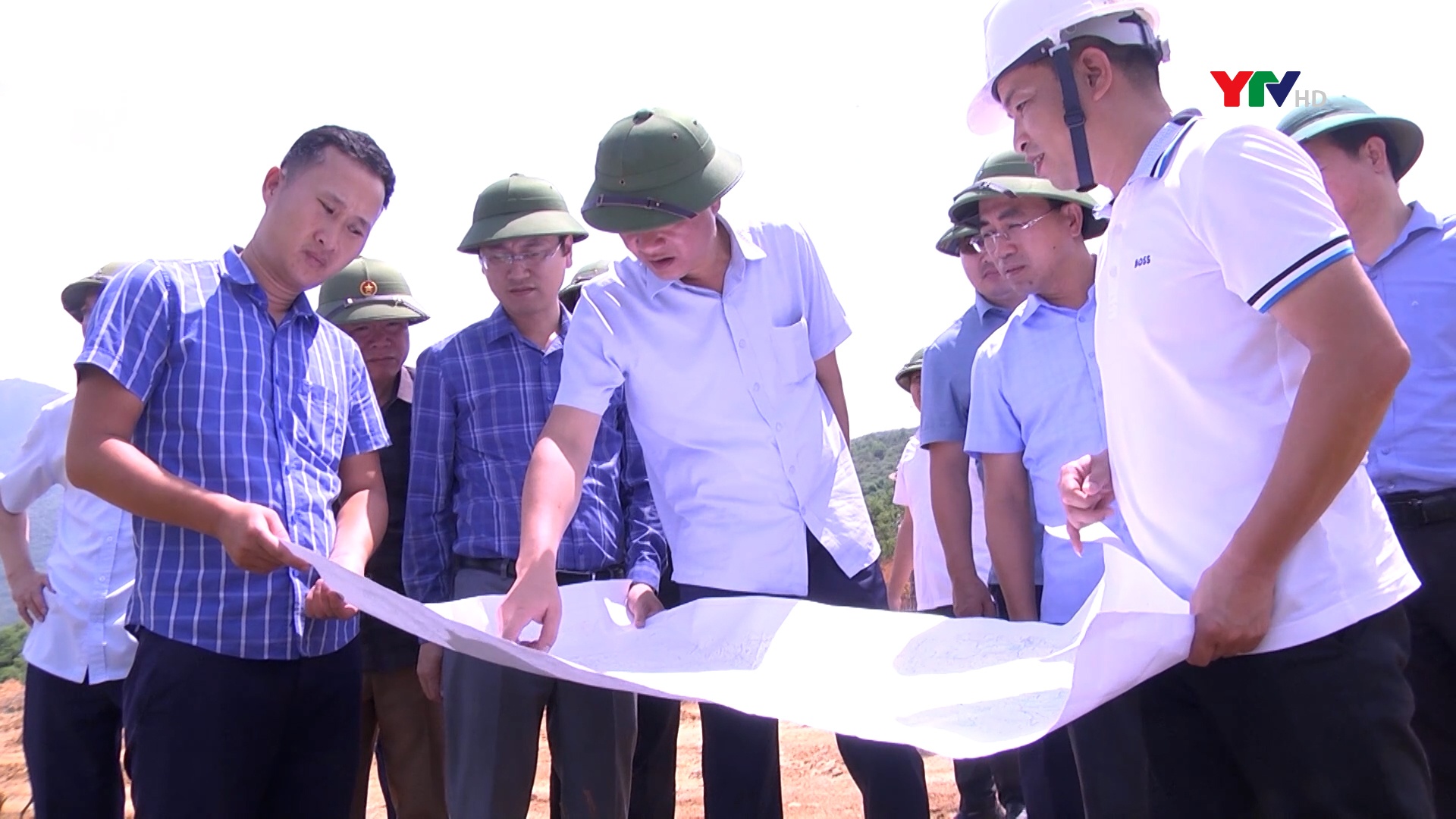 Đồng chí Phó Chủ tịch Thường trực UBND tỉnh Nguyễn Thế Phước kiểm tra tiến độ triển khai Dự án đường nối quốc lộ 32 với cao tốc Nội Bài – Lào Cai