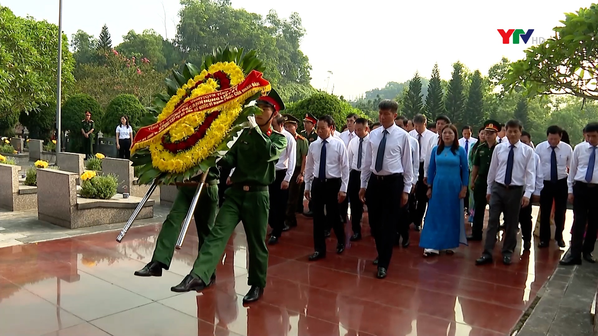 Lãnh đạo tỉnh Yên Bái dâng hương tưởng niệm Chủ tịch Hồ Chí Minh và viếng Nghĩa trang liệt sĩ trung tâm tỉnh