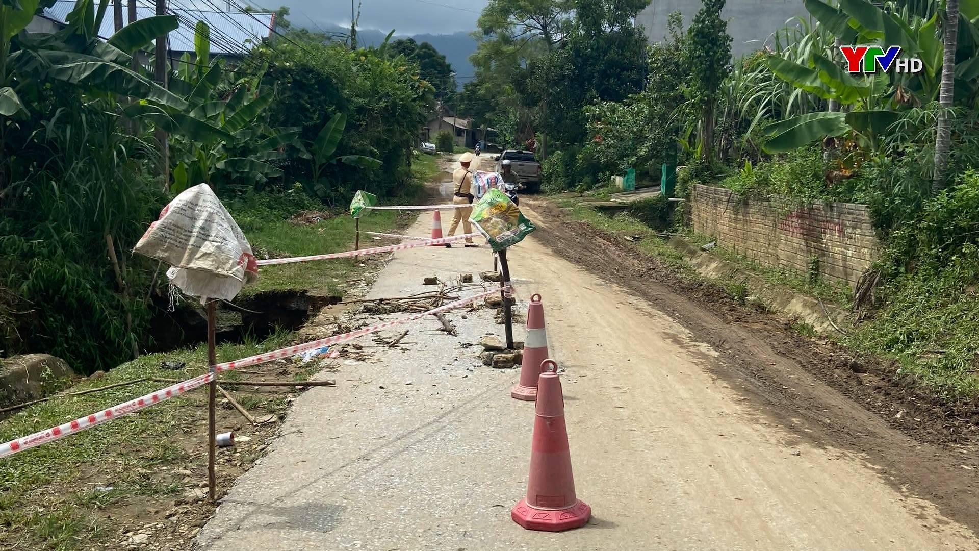 Huyện Yên Bình: Xuất hiện hố sụt lún sâu trên tuyến tỉnh lộ 170