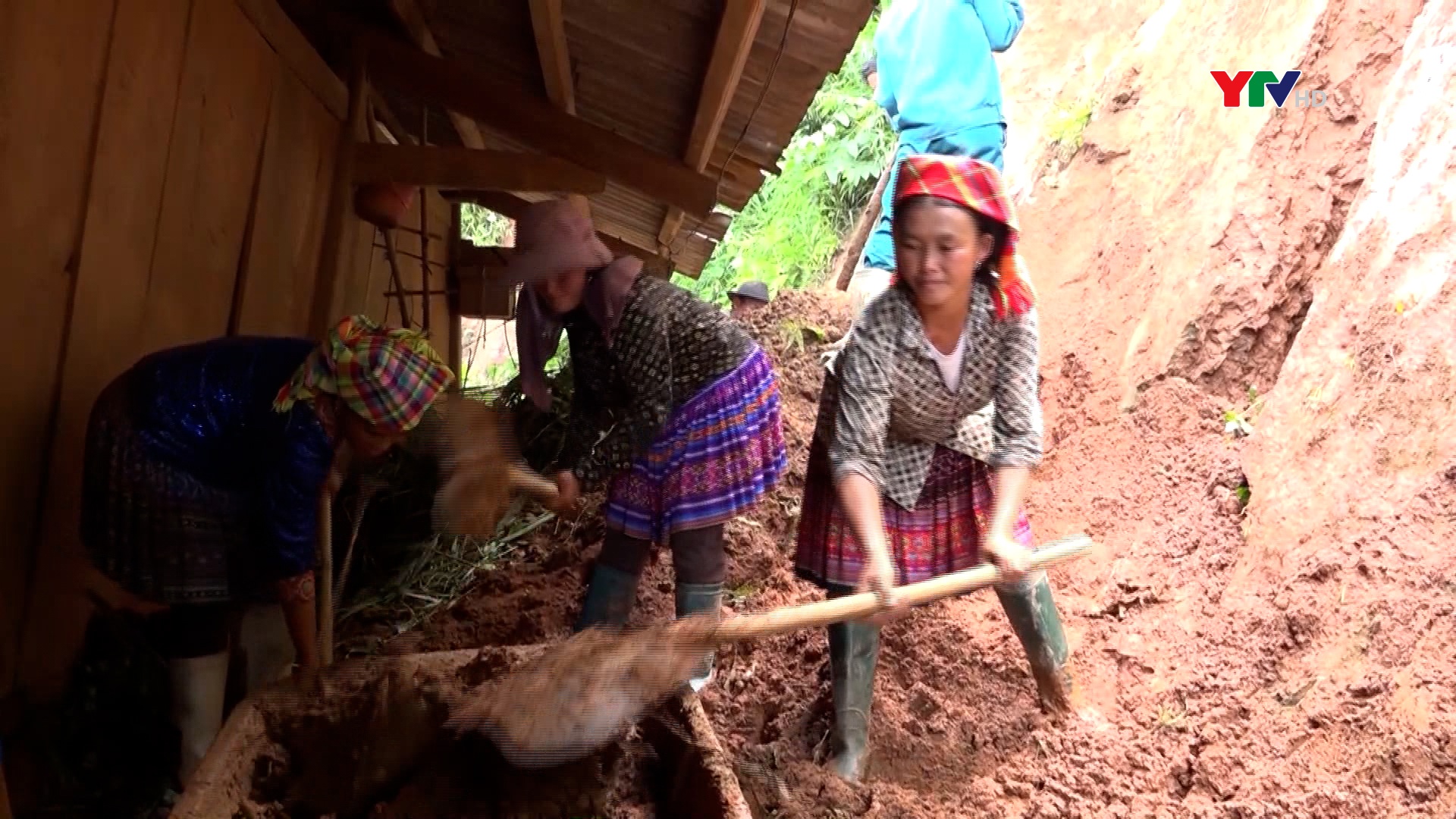 Người dân vùng lũ Mù Cang Chải đoàn kết giúp nhau khắc phục hậu quả thiên tai