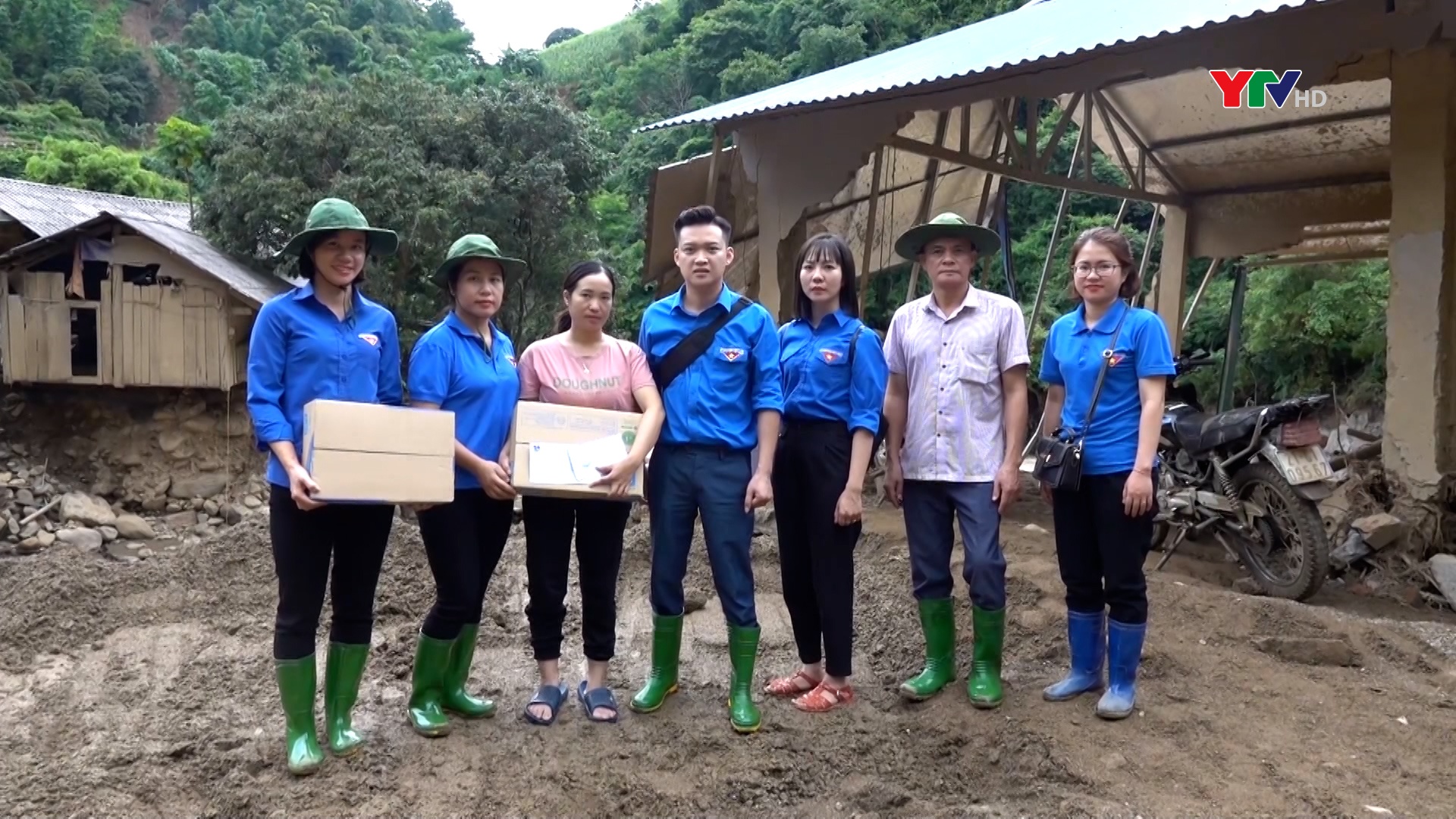 Đảng ủy - Đoàn Khối cơ quan và doanh nghiệp tỉnh thăm, tặng quà người dân vùng lũ Mù Cang Chải