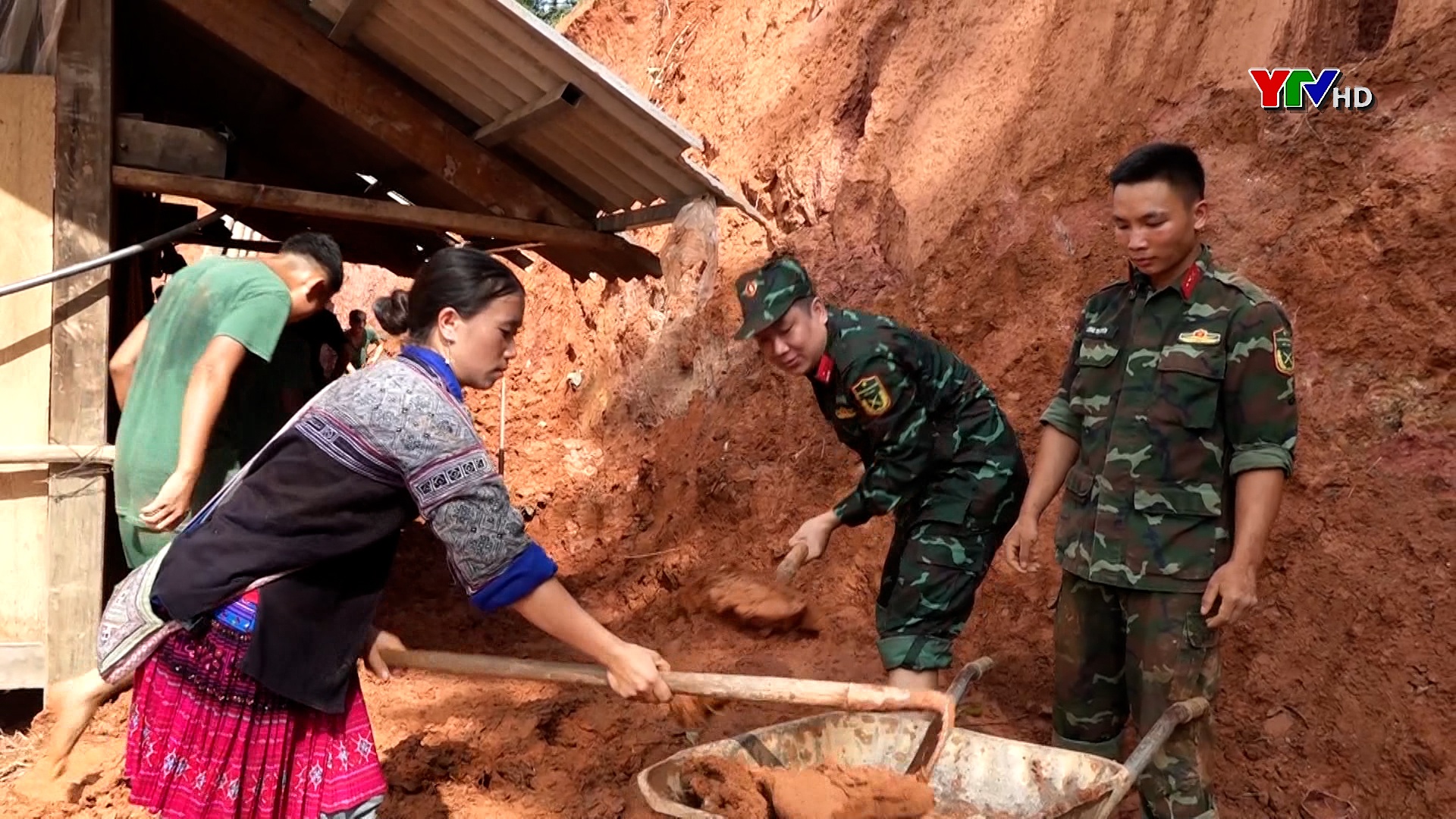 Trung đoàn 174 chạy đua cùng thời gian giúp nhân dân vùng lũ khắc phục hậu quả thiên tai