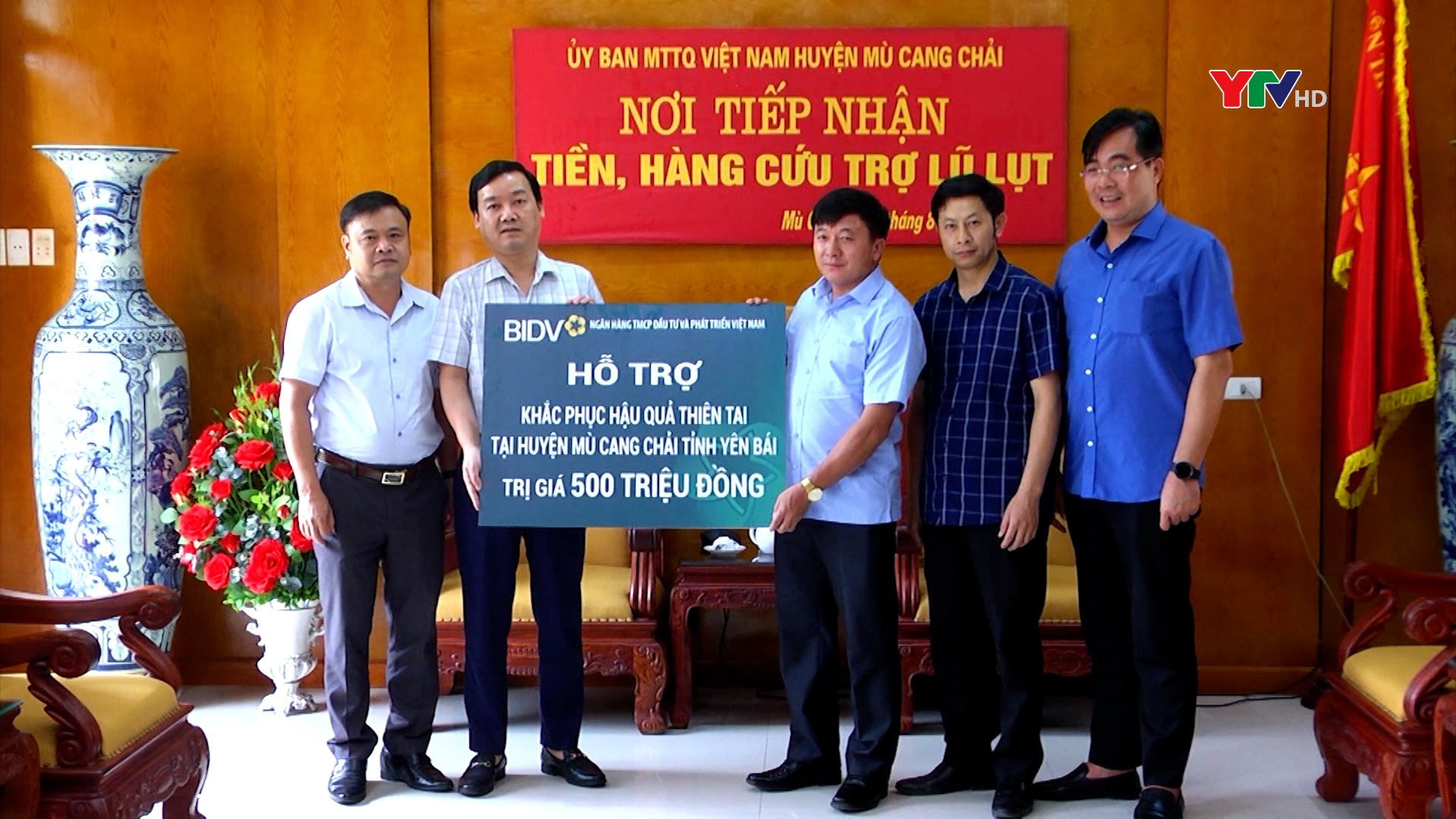 Ngân hàng TMCP Đầu tư và Phát triển Việt Nam - Chi nhánh Yên Bái trao 500 triệu đồng hỗ trợ huyện Mù Cang Chải khắc phục hậu quả mưa lũ