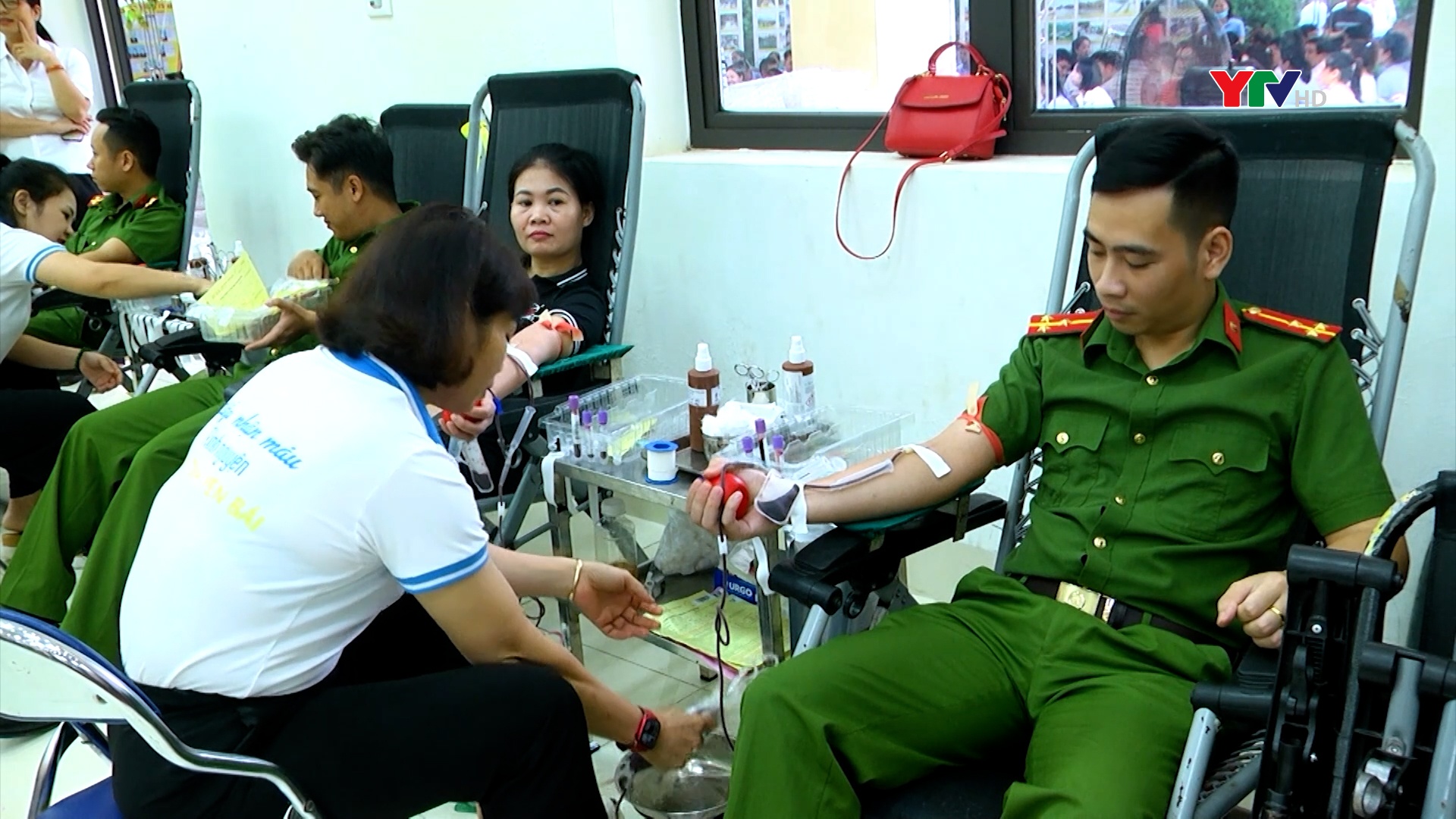 Trấn Yên: Trên 1.100 cán bộ, công chức, viên chức, chiến sĩ lực lượng vũ trang và nhân dân tham gia hiến máu tình nguyện